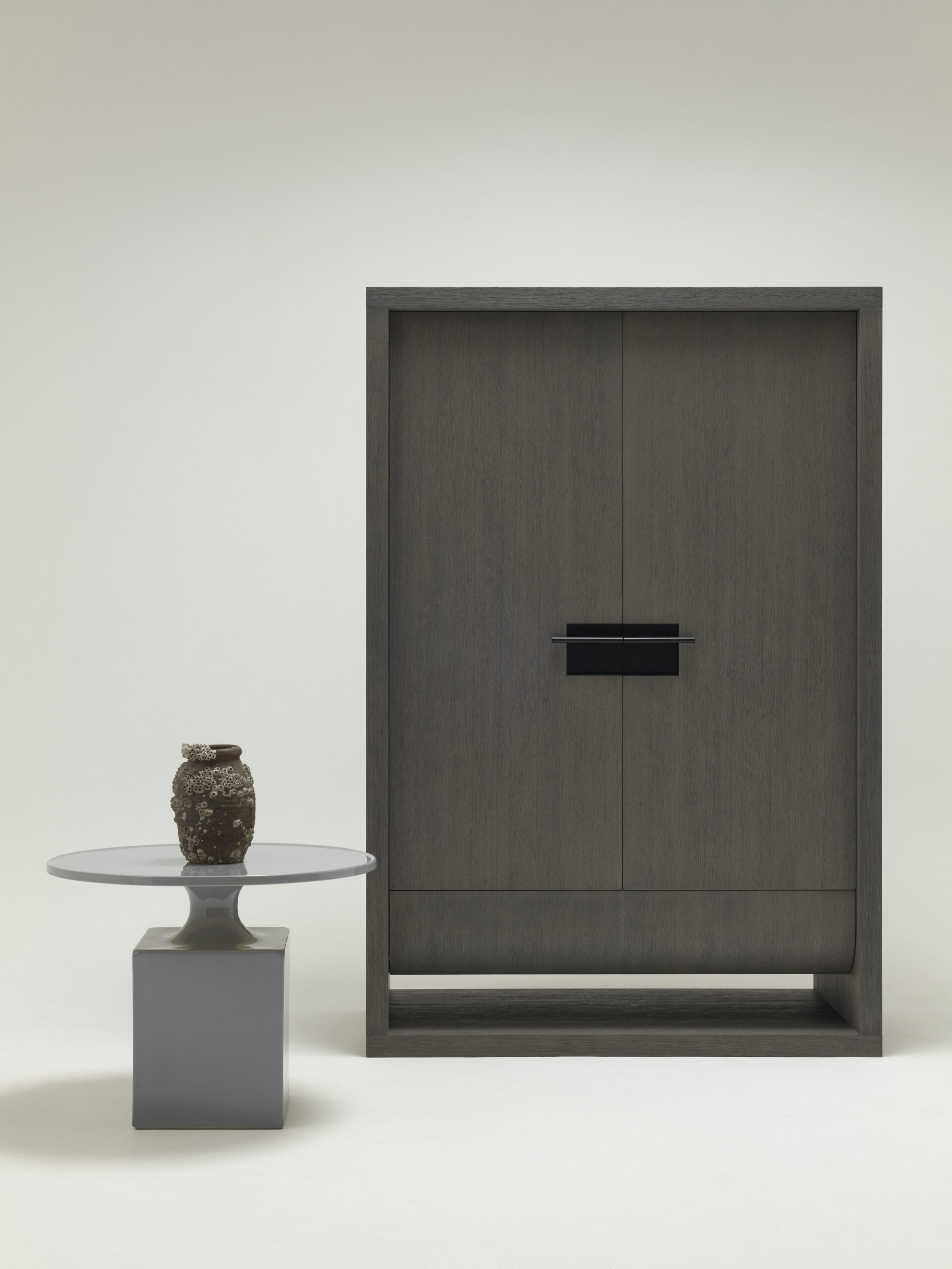 EN-Delcourt-Collection-CUB cabinet-OUK side able